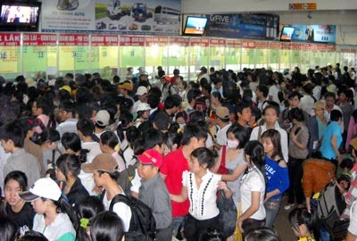 Passengers throng the East Bus Station for tickets on April 30.(Photo:SGGP)